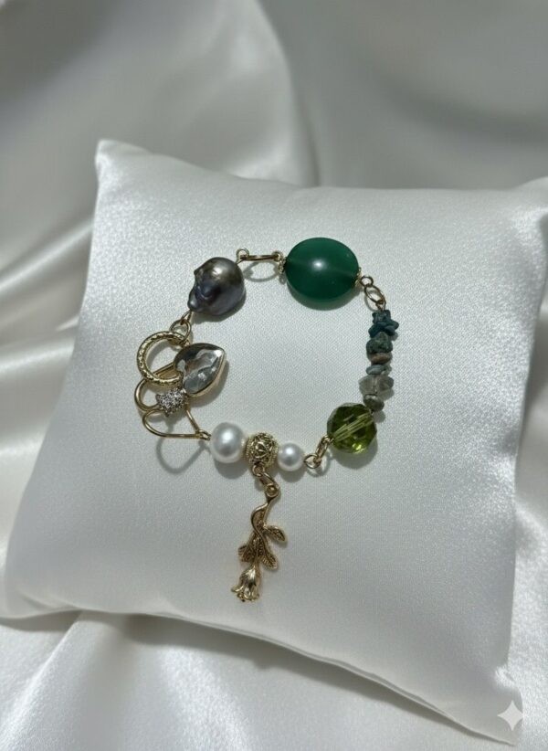 Pulsera Asimétrica Ecléctica con Piedras Verdes, Perlas y Dijes Dorados