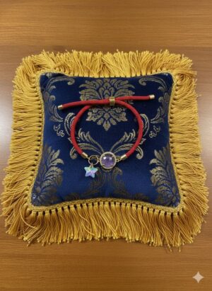 Pulsera Ajustable de Cordón Rojo con Gema Púrpura y Dije de Estrella Iridiscente