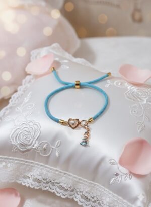 Pulsera Ajustable de Cordón Celeste con Corazón de Nácar y Dije Colgante de Cristal