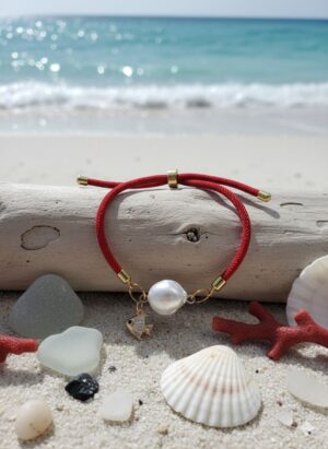 Pulsera Ajustable de Cordón Rojo con Perla Barroca Central y Dije de Pez con Cristales