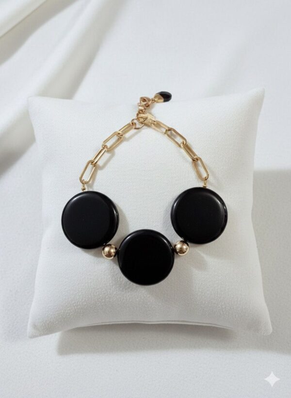 Pulsera Asimétrica de Medallones Negros y Cadena Dorada de Eslabones