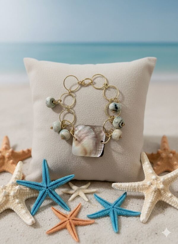 Pulsera de Eslabones Dorados con Dije Cuadrado de Nácar y Cuentas de Piedra Veteada