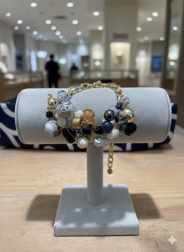 Pulsera Artesanal Tipo Racimo con Piedras Mixtas, Perlas y Alambre Dorado