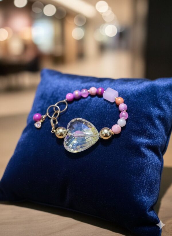 Pulsera Asimétrica de Cuentas Rosas y Púrpuras con Corazón de Cristal Facetado