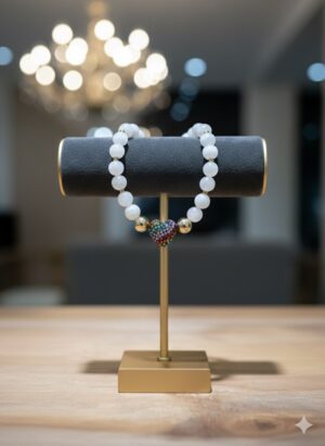 Pulsera Elástica de Cuentas Blancas Opalescentes con Corazón Pavé Arcoíris