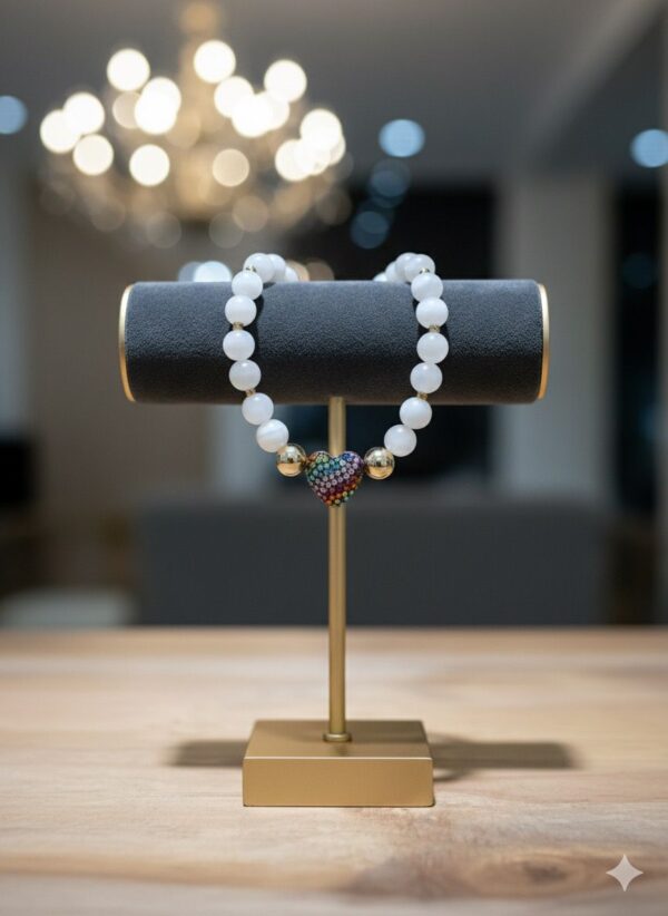 Pulsera Elástica de Cuentas Blancas Opalescentes con Corazón Pavé Arcoíris