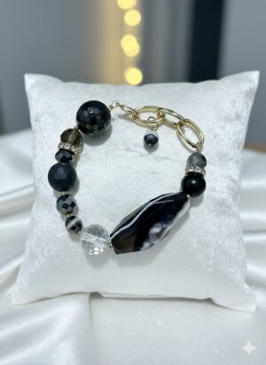 Pulsera Asimétrica de Ágata Veteada, Cristales Negros y Cadena Dorada