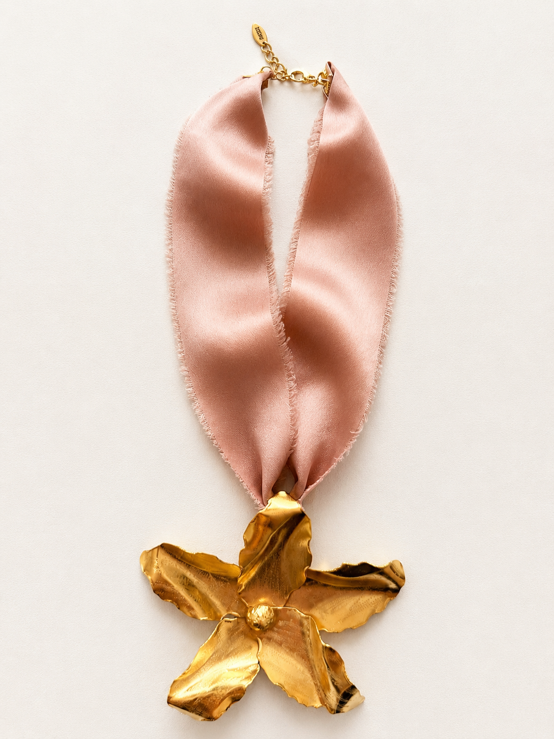 COLLAR CON LISTON DE SEDA Y FLOR DE CHAPA DE ORO